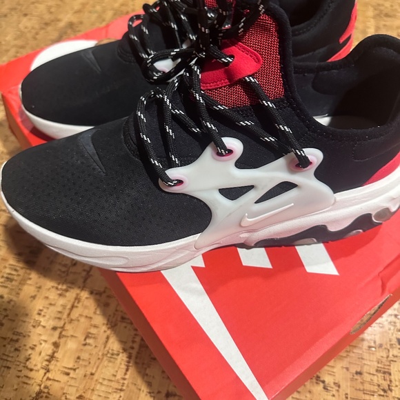 Nike React Presto Chatty Matador Black Red 2019 Mens Shoes Size 9 AV2605-002 - Picture 2 of 5